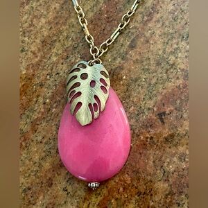 - 💖 Lilly Pulitzer pink stone pendant with gold colored leaf. Beautiful! E…